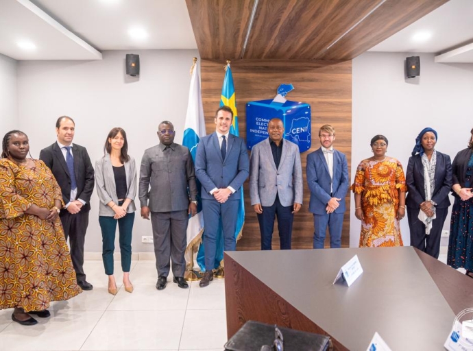 Échanges entre la CENI et la Mission internationale d'observation électorale du Centre Carré