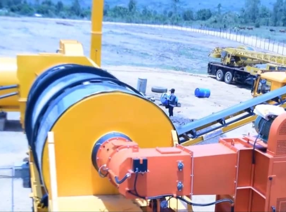L’Ituri accélère sa modernisation sous l’État de siège : deux usines de bitume et concassage installées à Bunia pour booster les infrastructures.