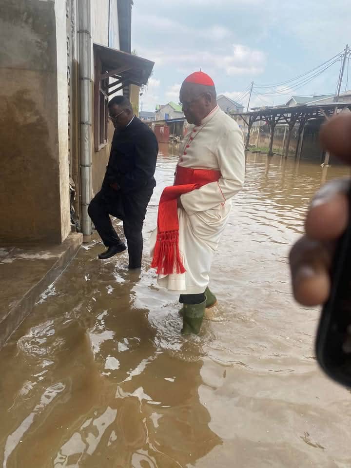 Inondations à Kinshasa: le cardinal Fridolin Ambongo en visite de réconfort aux sinistrés