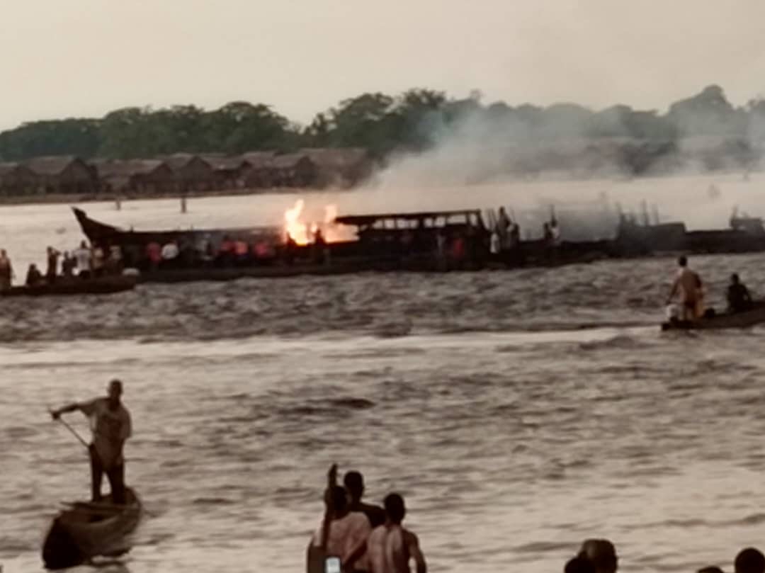 ÉQUATEUR: ENCORE DES MORTS, UN INCENDIE D'UNE BALEINIÈRE SUR LE FLEUVE CONGO