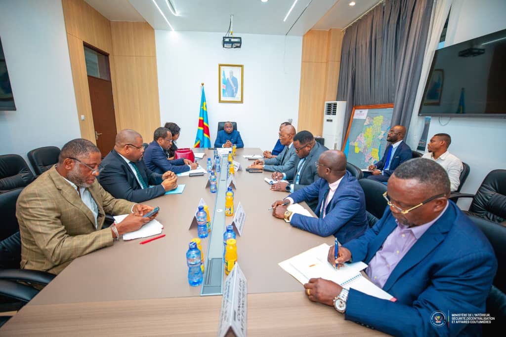 DÉMOLITION DES CONSTRUCTIONS ANARCHIQUES EN RDC: LE VPM SHABANI CONVOQUE UNE RÉUNION TECHNIQUE