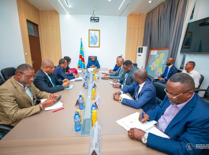 DÉMOLITION DES CONSTRUCTIONS ANARCHIQUES EN RDC: LE VPM SHABANI CONVOQUE UNE RÉUNION TECHNIQUE
