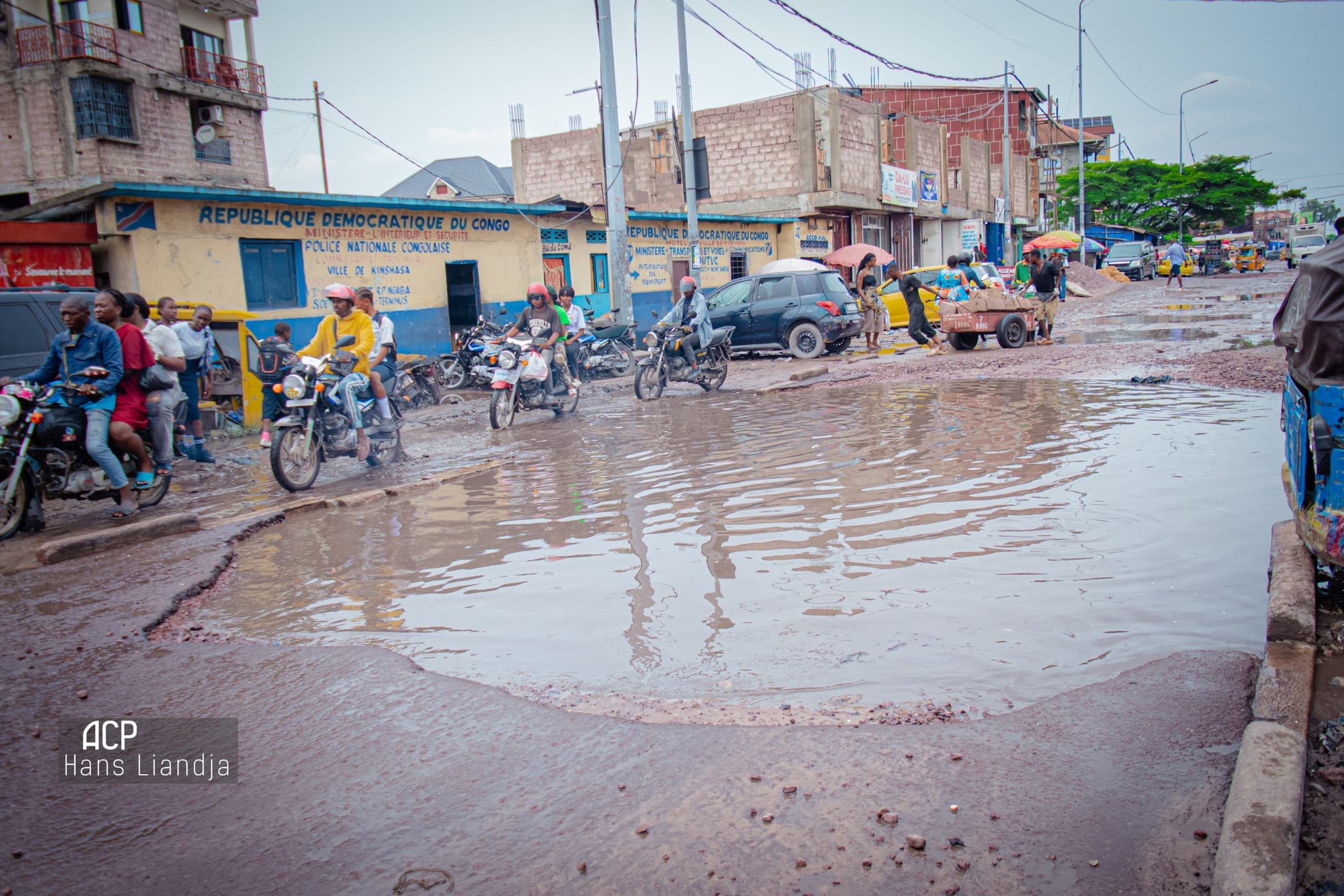 REHABILITATION DES ROUTES DÉLABRÉES À KINSHASA : LE GOUVERNEMENT DÉCAISSE 40 MILLIONS DE DOLLARS AMÉRICAINS AU BÉNÉFICE DE L'OFFICE DES VOIES ET DRAINAGE ( OVD).