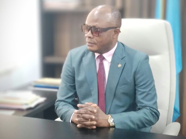 SUMINWA 2: LE VICE MINISTRE THEO KAZADI SUR SON FAUTEUIL A L'ÉDUCATION NATIONALE