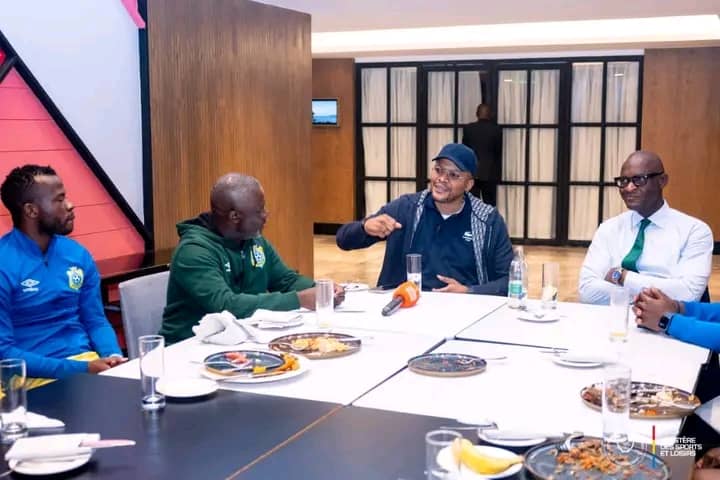 CHAN 2024: DIDIER BUDIMBU REND VISITE AUX LÉOPARD LOCAUX A LA VEILLE DE LEUR TROISIÈME MATCH DE PHASE DE GROUPES