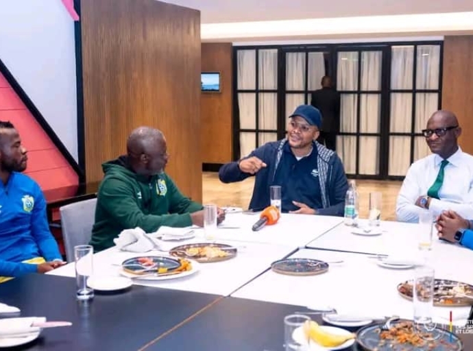 CHAN 2024: DIDIER BUDIMBU REND VISITE AUX LÉOPARD LOCAUX A LA VEILLE DE LEUR TROISIÈME MATCH DE PHASE DE GROUPES