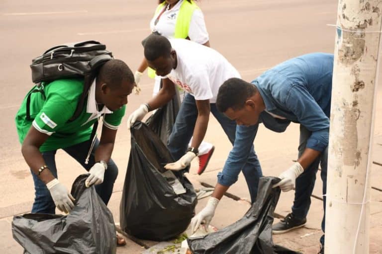 LUTTE CONTRE L'INSALUBRITÉ A KINSHASA: L'ASSOCIATION POUR L'AIDE ET ASSISTANCE HUMANITAIRE ENGAGÉE DANS LE RAMASSAGE DE DÉCHETS À NDJILI