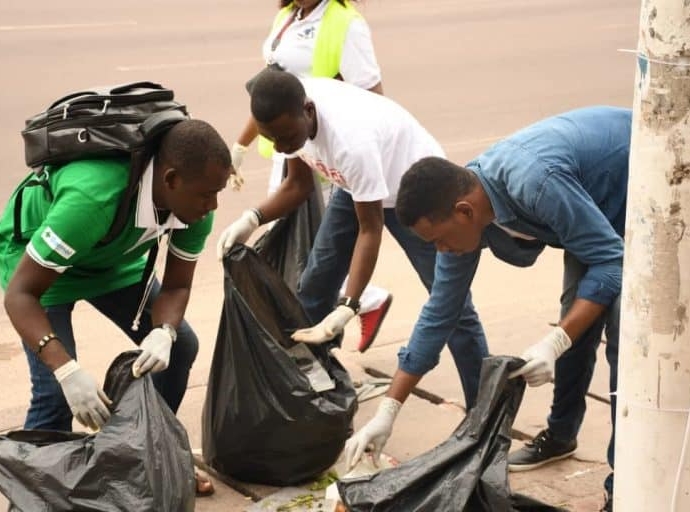 LUTTE CONTRE L'INSALUBRITÉ A KINSHASA: L'ASSOCIATION POUR L'AIDE ET ASSISTANCE HUMANITAIRE ENGAGÉE DANS LE RAMASSAGE DE DÉCHETS À NDJILI