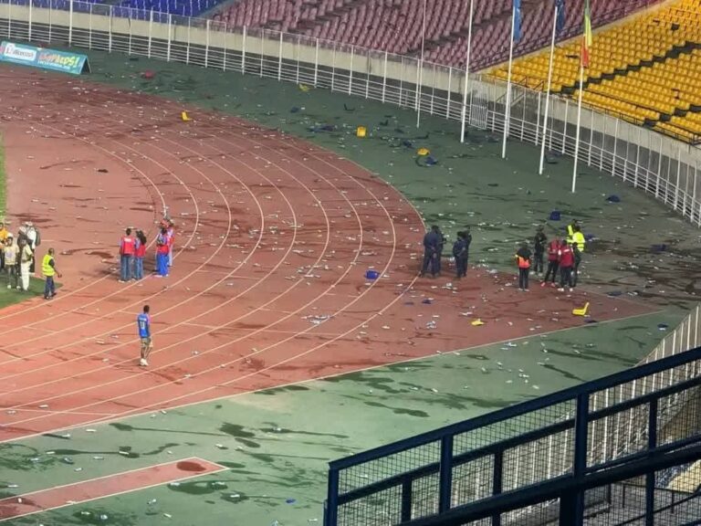 CASSE DES CHAISES APRÈS UN MATCH PERDU, UNE QUESTION NERVEUSE OU SPIRITUELLE