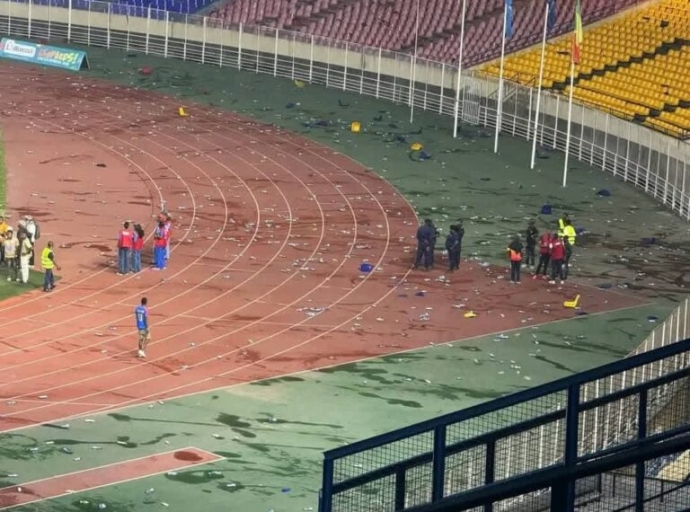 CASSE DES CHAISES APRÈS UN MATCH PERDU, UNE QUESTION NERVEUSE OU SPIRITUELLE 