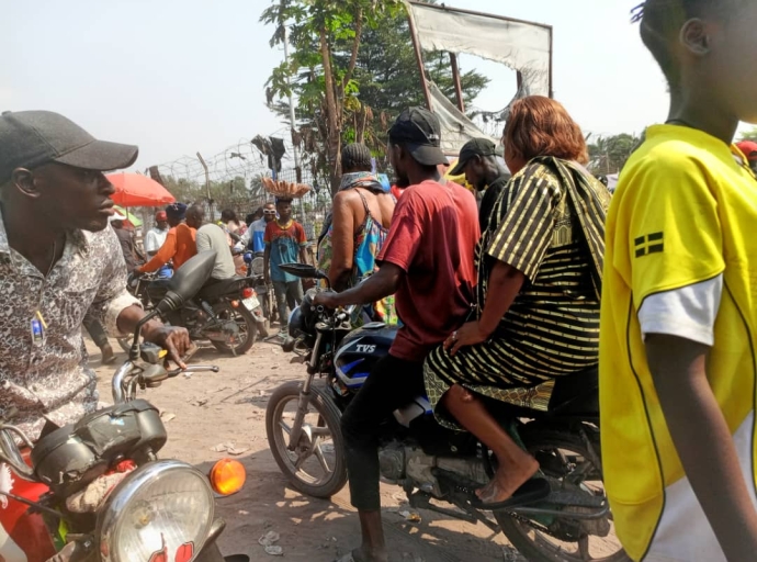 KINSHASA : CIRCULATION PRÉMATURÉE DES TAXIS MOTOS SUR LE TRONÇON PETRO CONGO - MARCHÉ DE LA LIBERTÉ