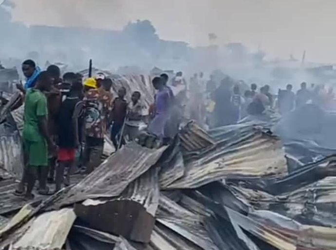 KINSHASA : INCENDIE AU CAMP KABILA, PLUS DE 150 MAISONS EN TÔLE EN FUMÉE