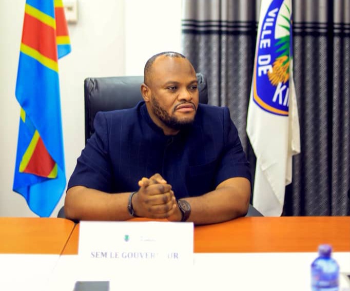 MISE EN PLACE DE LA NOUVELLE GRILLE TARIFAIRE À KINSHASA : LE GOUVERNEUR BUMBA INSISTE SUR LA FIXATION DES PRIX DES TRANSPORTS ÉQUILIBRÉS