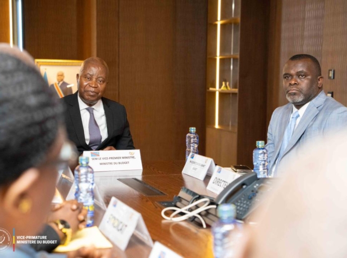 LE VPM ADOLPHE MUZITO ANNONCE, SOUS LA DIRECTION DE LA PREMIÈRE MINISTRE JUDITH SUMINWA, LE DÉGEL DES AGENTS BLOQUÉS ET LEUR PAIE DÈS LE QUATRIÈME TRIMESTRE 2025 : UN PAS VERS LA PAIX SOCIALE