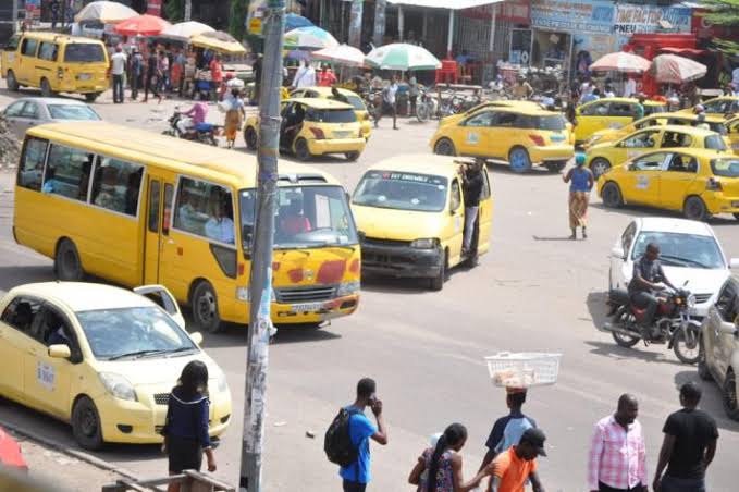 KINSHASA: LE GOUVERNEMENT PROVINCIAL RAPPELLE LA STRICTE APPLICATION DES TARIFS ET ITINÉRAIRES OFFICIELS DANS LE TRANSPORT EN COMMUN