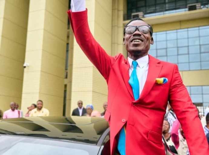 CAN Maroc 2025 : Promesse tenue, le ministre Budimbu remet une Jeep à Lumumba Vea