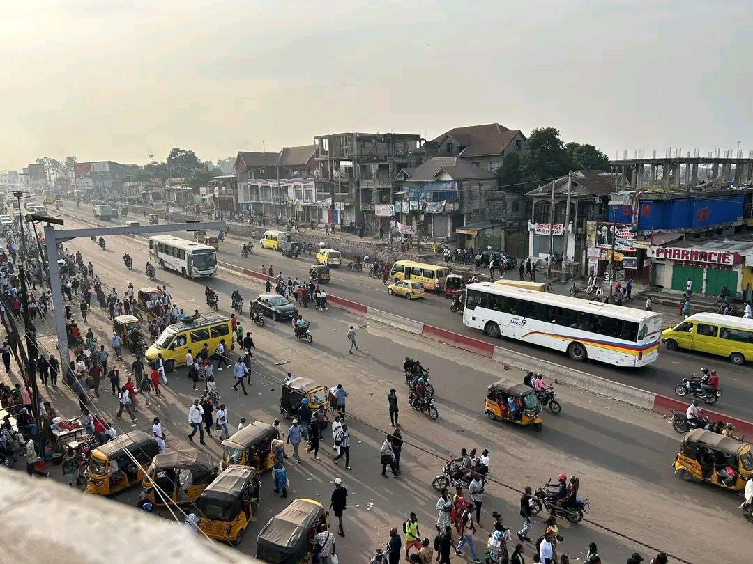 Kinshasa paralysée : rareté des transports en commun et flambée des prix des taxis-motos