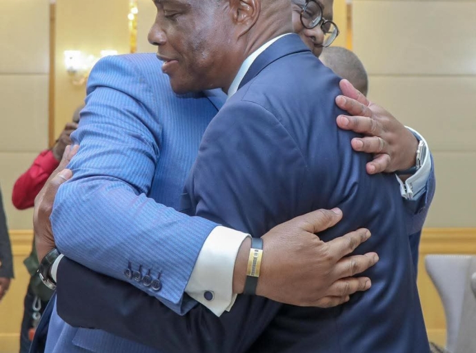 Dialogue national : Fayulu plaide pour une médiation des Églises lors d’un échange avec Tshisekedi