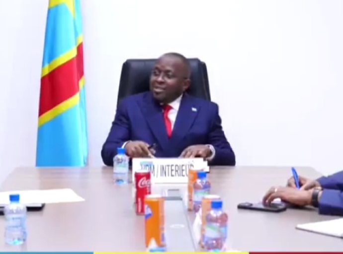 Kasaï-Orientale : le VPM Jacquemain Shabani consulte les députés sur les enjeux sécuritaires en province 