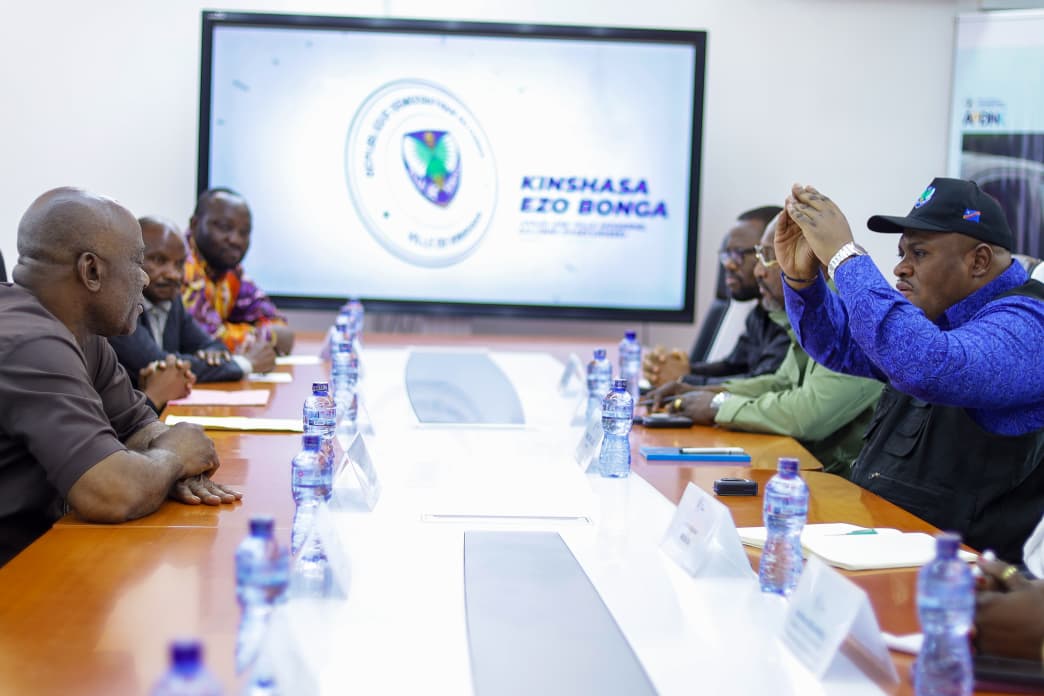 Kinshasa : le gouverneur Daniel Bumba échange avec l'intersyndicale des transporteurs routiers