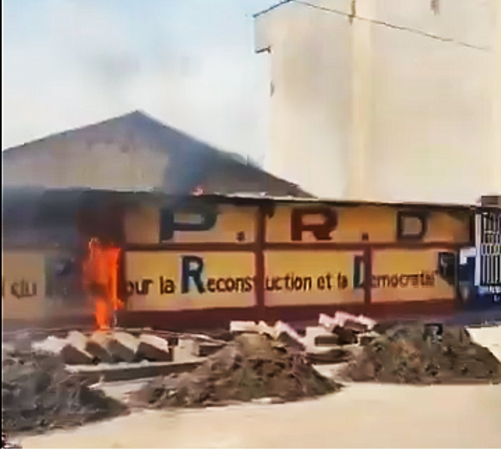Kinshasa : le siège du PPRD incendié lors d’une marche de l’Union sacrée