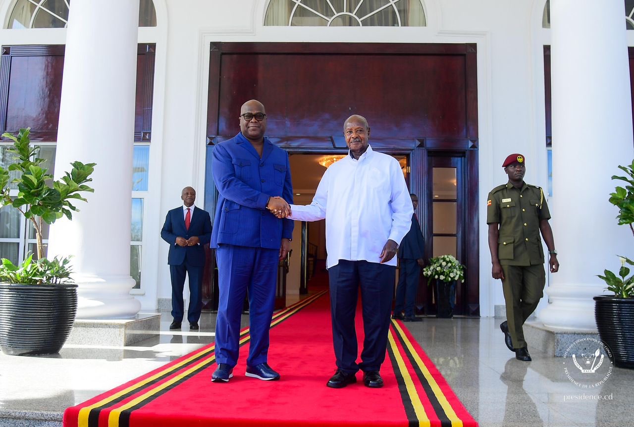 Kampala et Kinshasa renforcent leur alliance : Félix Tshisekedi reçu par Yoweri Museveni en Ouganda