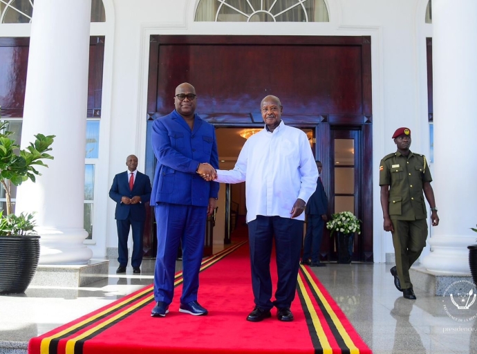 Kampala et Kinshasa renforcent leur alliance : Félix Tshisekedi reçu par Yoweri Museveni en Ouganda
